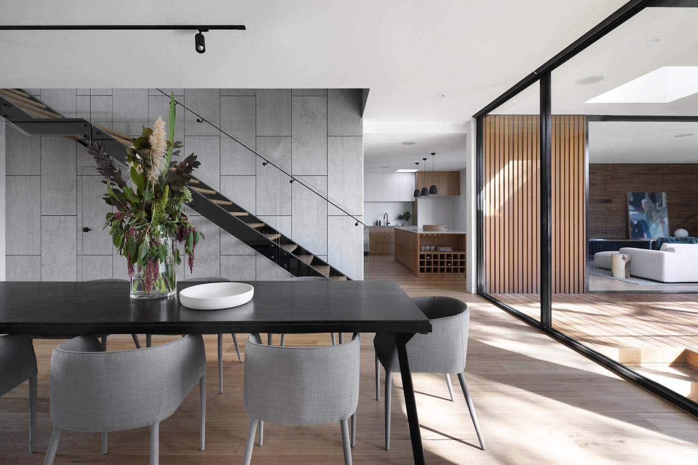 Arquitetura residencial com luz natural, madeira e ambientes integrados